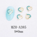 Vue macro de bijoux d'ongles en forme de cœur doré 9x9mm avec strass bleu clair - Style Cœur Demi-Pavé Exquis (A385)