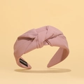 Primer plano de diadema de tela plisada rosa con diseño de nudo y etiqueta de hecho a mano - Rosa