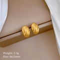 Detail eines goldenen Spiralohrsteckers 8x13mm auf rosafarbenem Samtdisplay - Spiral-Ohrstecker (T134) / Gold
