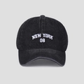 Dettaglio del ricamo 3D NEW YORK 08 bianco su berretto da baseball in denim nero lavato - M (56-58cm) / Nero