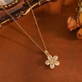 Détail d'un collier fleur avec cristaux clairs sur une chaîne en acier doré - Collier Fleur en Zircone Blanche Dorée