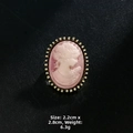 Detail of pink cameo brooch with size 2.2cm x 2.8cm and weight 6.3g on black background - Pink White Gradient Cameo Style (XD7413-1)