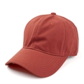 Primo piano di un cappellino da baseball in cotone pettinato rosso mattone con top morbido. - Regolabile / Rosso Mattone