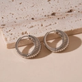 Detailansicht der silbernen Creolen mit strukturiertem Rillenmuster und Horn-Design - Silberne gerippte geometrische Creolen / Silber