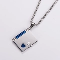 Dettaglio del ciondolo a libro in acciaio argento con dorso blu e cuore intagliato - Colore Argento e Blu (Con Catena)