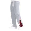Dettaglio dei joggers grigi con patchwork scozzese rosso e bottoni decorativi laterali - S / Grigio chiaro