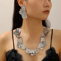 Detalle de un conjunto de joyas de hoja de ginkgo plateada con collar y pendientes de abanico - Conjunto de Joyas Plateado