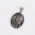 Relief détaillé de Notre-Dame de Fatima sur un pendentif ovale en acier argenté - Argent Antique (Sans Chaîne)