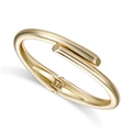 Dettaglio di un bracciale dorato minimalista con cerniera a molla interna e finitura lucida - Oro
