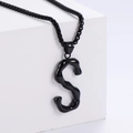 Dettaglio del ciondolo a lettera S 3D nero con catena box su supporto bianco - Lettera S (Nero Con Catena)