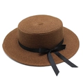 Détail d'un chapeau de paille marron avec bord large et ruban de gros-grain noir noué - Marron
