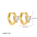 Detail van hartvormige zirkoon gouden oorringen met afmetingen 16mm x 19mm en 3,3g gewicht - Enkele Hart Zirkoon Ring / Goud