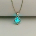 Detailweergave van zilveren lotus medaillon ketting met lichtgevende cyaan kern en ketting - Teal