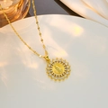 Gouden ketting met Maria-harthanger en fonkelende zirkonia voor een chique look - Ronde Maagd Maria Reliëf (S05)