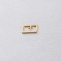 Gros plan sur un pendentif rectangulaire doré en acier inoxydable avec croix évidée pour DIY - Croix Dorée