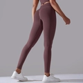 Detail van naadloze high-waist yoga legging in donkerpaars met liftend perzik-billen effect - S / Pants / Granaatappelpaars