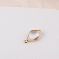 Makro-Detail eines rautenförmigen Kristallanhängers mit vergoldetem Kupferrahmen für DIY - Klar (5#)