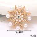 Goldene Sonnenblumenbrosche mit Perlen und Strass, 3,5 cm Durchmesser und 9,5 g Gewicht - Gold Perle Stern