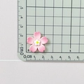 Detalle macro de un accesorio de flor de cerezo de resina rosa de 3cm sobre una rejilla - Sakura Grande / Rosa (Grande)