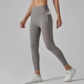 Detail der grauen High-Waist-Yogahose mit praktischer Seitentasche für das Mobiltelefon - S / Seemondgestein Grau