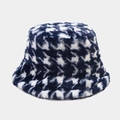 Dettaglio trama pied de poule blu e bianco sul cappello alla pescatora in peluche - M (56-58cm) / Blu scuro