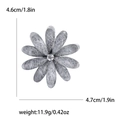 Spilla a fiore in maglia grigia con cristallo centrale, specifica misura 4,7 cm - Bianco