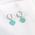 Orecchini a cuore argentati con smalto verde petrolio scintillante su sfondo di raso bianco - 2.0*8mm / Argento-Cuore Ciano