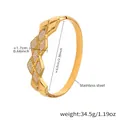 Dettaglio della larghezza di 1,7 cm e del diametro interno di 6,0 cm del bracciale dorato - Z437-Bracciale Rigido Geometrico Pavé di Lusso Colore Oro