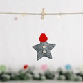Stella di Natale in feltro con cappellino rosso e bottoni in legno appesa a una cordicella - Grigio