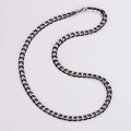 Dettaglio della collana a maglia cubana da 7 mm in acciaio inossidabile nero e argento - Stile a Maglia Cubana Spazzolata / Collana Nera
