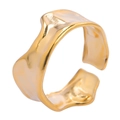 Detalle de la textura de lava y el diseño ajustable en el anillo chapado en oro - Dorado