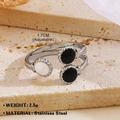Verstellbarer Edelstahlring mit schwarz-weißen Emaille-Details auf silbernem Ringband - Runder Ring 1