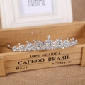 Dettaglio di tiara da sposa argentata con motivi a fiocco di neve e strass scintillanti - Stile Strass a Fiocco di Neve (A001) / Argento A001