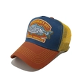 Dettaglio del cappello trucker tricolore con toppa ricamata a pesce e rete traspirante - Arancione