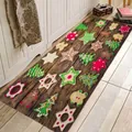 Long flannel Christmas mat with gingerbread man and trees on brown wood background - 40x60cm / FXD247 (Gingerbread Wood)