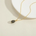 Elegante collana dorata con ciondolo a goccia in smalto nero con dettagli a spirale oro - Nero