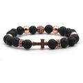 Dettaglio di perline in pietra lavica nera e croce in micro-pave oro rosa sul bracciale - Pietra vulcanica oro rosa