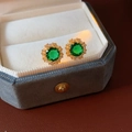 Gros plan de boucles d'oreilles émeraude vintage avec zircon dans un écrin en velours - Tige d'oreille en argent-Vert