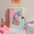 Detalle del cuaderno de unicornio A5 en peluche arcoíris con candado de metal y llaves - Multicolor Tie-dye