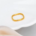 Minimalistische vierkant-ronde roségouden ring met witte zirkoon op een schaal - US 5 / Goud