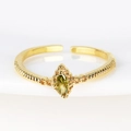 Detail eines verstellbaren Goldrings mit grünem Marquise-Stein und Spiralmuster - Grüner Marquise-Edelstein Gold-Stil (Stil 1 Gold)