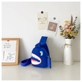 Detailansicht der Hai-Kindertasche mit Seitenflosse und praktischem Reißverschluss - Blau