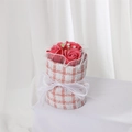 Bouquet di rose di sapone in tweed rosa e bianco con fiocco di nastro bianco su sfondo bianco - Decoro Erba (Senza Borsa) / 14cm di altezza x 9cm di diametro / Rosa