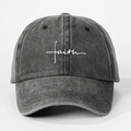 Dettaglio del ricamo bianco FAITH sul cappellino in cotone lavato grigio scuro - Nero
