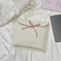 Dettaglio della custodia trapuntata crema per laptop con fiocchi rosa e imbottitura - 11" / Bianco Crema