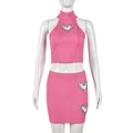 Dettaglio del crop top in maglia rosa con intaglio a cuore in strass e trama a coste fini - S / Rosa