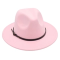 Detail eines rosa Wollfilzhutes mit schwarzem Lederband und Metallschnalle für Damen - Rosa
