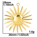 Detailweergave van gouden zonnehanger met afmetingen van 28mm bij 26mm voor sieraden - Hanger / Goud