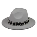 Dettaglio di perle bianche e nastro nero su un cappello fedora in lana grigio chiaro - Adulto 56-60cm / Fedora Bianco con Catena di Perle