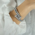 Minimalistische zilveren spijkerarmband met verticale strepen en diamanten om de pols - Zilver